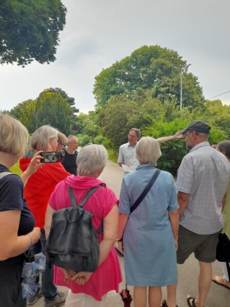 Exkursion in die Rotschildgärten (Foto: Susanne Claudine Pils)