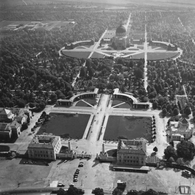 11., Zentralfriedhof (Schrägluftaufnahme mit der sogenannten "Luegerkirche"), Mai 1956 (WStLA, Presse- und Informationsdienst, FC2: 56170/159)